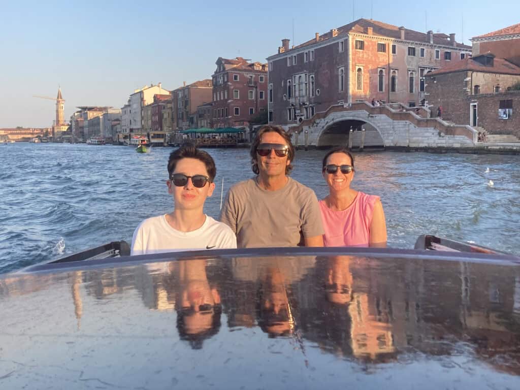 famiglia in motoscafo per venezia